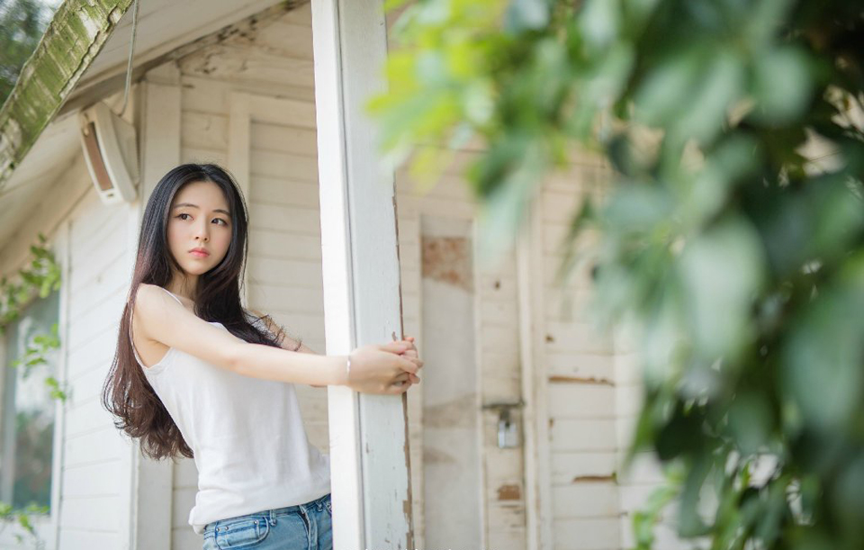 我们，不要去羡慕别人所拥有的幸福。你以为你没有的，可能在来的路上，你以为她拥有的，可能在去的途中……有的人对你好，是因为你对他好。有的人对你好，是因为懂得你的好!